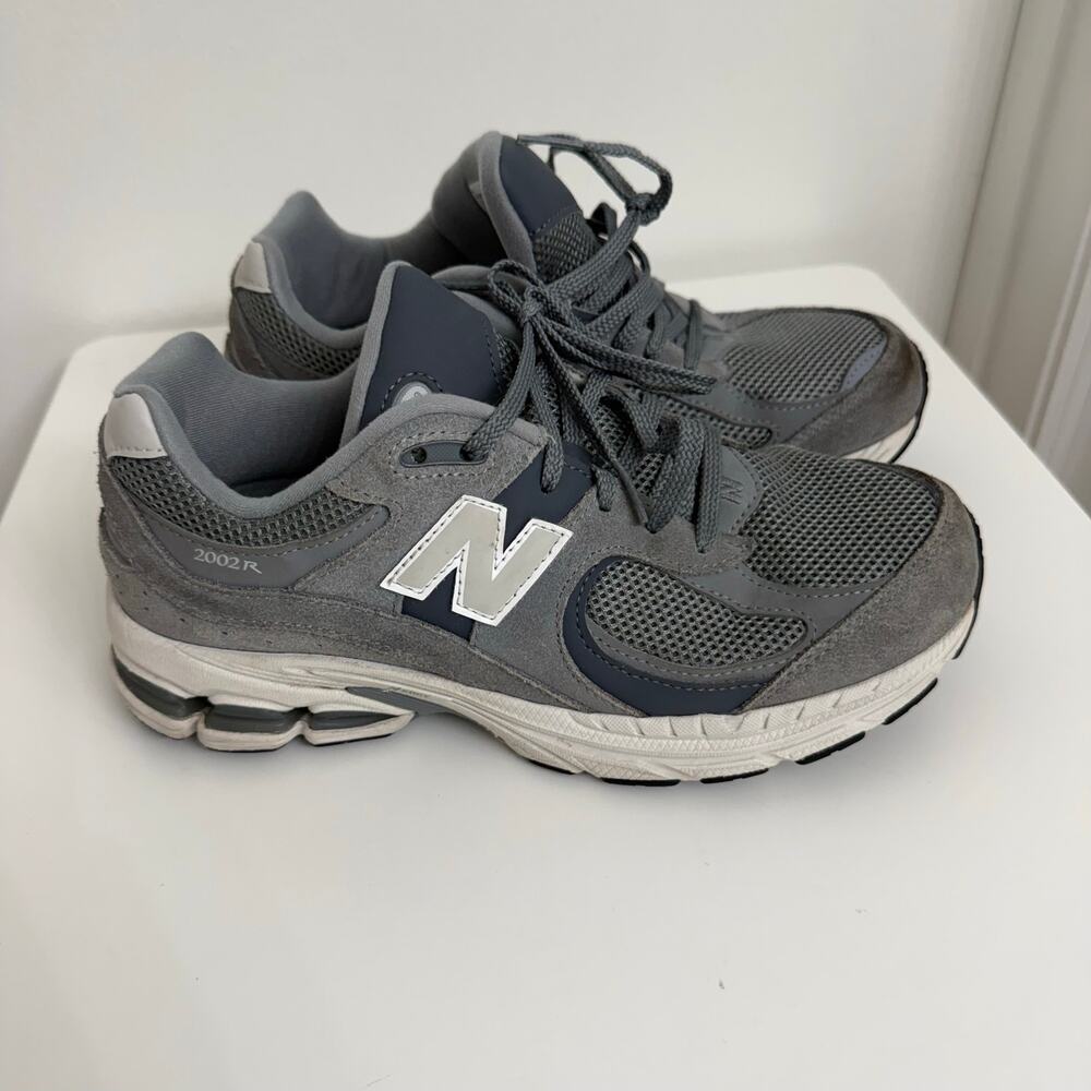 New Balance 2002R Sneakers Gray Boy's Sz 7 Casual Everyday Athleisure